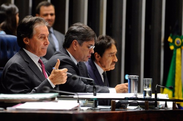 Aprovada em primeiro turno PEC que transforma agente penitenciário em policial O presidente do Senado, Eunício Oliveira, ao lado do senador Cássio Cunha Lima, autor da PEC que transforma agentes penitenciários em policiais penais. Foto: Jonas Pereira/Agência Senado