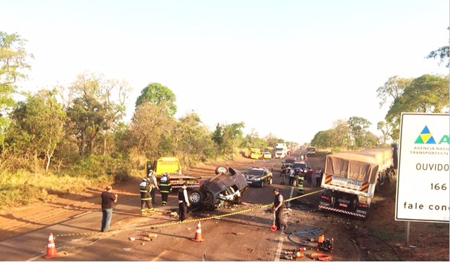 Colisão entre caminhão e caminhonete deixa uma pessoa morta na Br 163 Caminhonete bateu de frente com carreta na BR-163. foto Rones Cezar Leal
