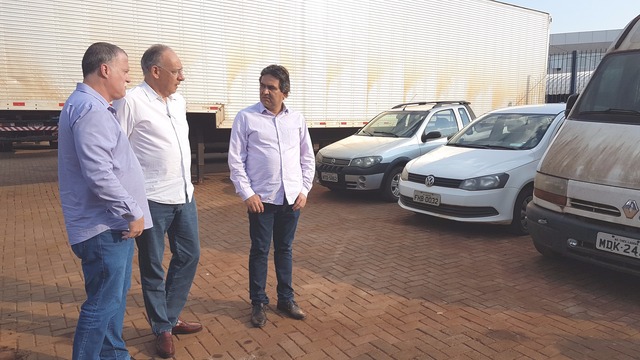 Receita Federal doa 6 veículos para prefeitura de Ponta Porã Inspetor-chefe Marcelo Rodrigues efetuou repasse das doações ao prefeito Hélio Peluffo (Foto Lécio Aguilera)