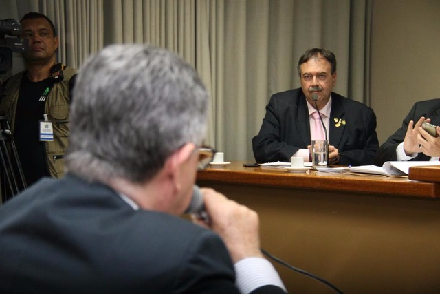 Secretário da Sefaz participa de oitiva da CPI após requerimento do Deputado Dr. Paulo Siufi Deputado Paulo Siuf ouvindo o Secretario de Fazenda na CPI. Foto Beatriz de Almeida