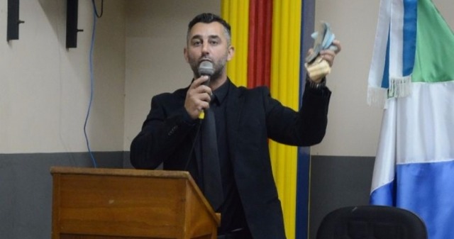 Vereador Juliano Ferro mostra dinheiro do suposto esquema foto ivinoticias