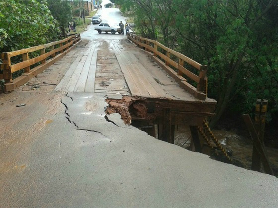 3 mil km de rodovias foram danificadas, além de 80 pontes.