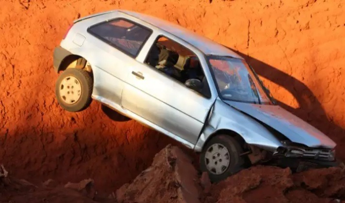 Casal fica ferido após carro parar "pendurado" em morro Casal fica ferido após carro parar "pendurado" em morro