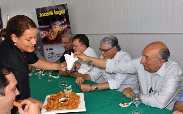 Pedro Chaves conclui em 15 dias projeto que cria Fundo do Pantanal Os convidados provaram vários aperitivos preparados com a carne de jacaré
