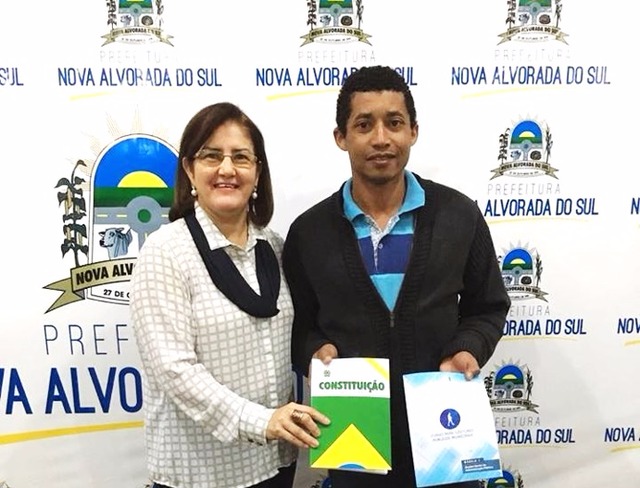 Vereadora Lurdes Pimentel, mediadora da Fundação Ulysses Guimaraes faz encerramento dos Cursos em Nova Alvorada do Sul Vereadora Lurdes Pimentel e Odair Dias Mendes Coordenador da Vigilância sanitária. foto Arquivo pessoal