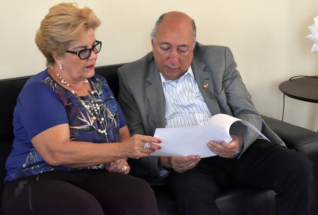 Senador discute investimentos em Miranda e Bodoquena Prefeita Marlene entregou várias reivindicações de Miranda a Pedro Chaves