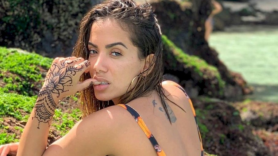 Anitta confirma reality show com ela e convidados isolados em uma ilha