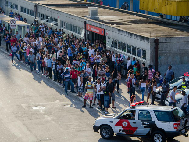 Suspeita de bomba esvazia estações de trem da linha 11 Coral da CPTM Gero/Estadão Conteúdo