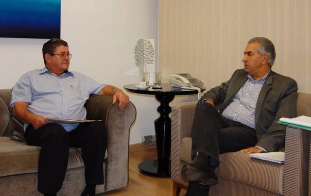 Prefeito Donato Lopes com o governador Reinaldo Azambuja durante encontro na capital