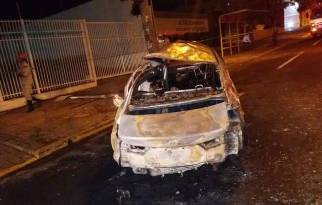 Dois morrem carbonizados após carro bater em poste no centro de Campo Grande