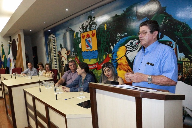 Prefeito Donato Lopes agradece a união dos servidores de Rio Brilhante Prefeito Donato Lopes (PSDB) na tribuna da Câmara de Vereadores, agradece o apoio dos servidores comissionados na redução de 10% do salario. Foto: Diego Batistoti