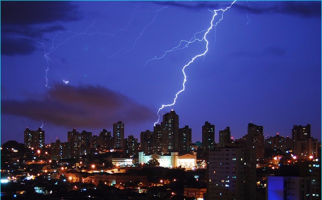 MS teve mil raios durante chuva e ventos de até 61 km/h na Capital MS teve mil raios durante chuva e ventos de até 61 km/h na Capital