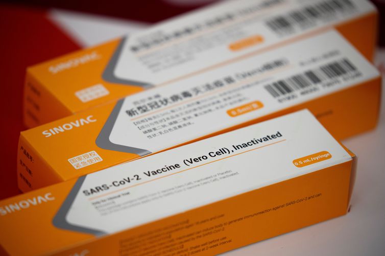 Rio distribui mais 131 mil doses de vacina contra covid a municípios © REUTERS/Thomas Peter/Direitos Reservados