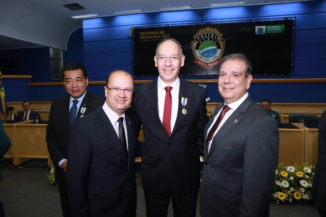 Prefeito Hélio recebe homenagem da Polícia Civil do Estado Prefeito Hélio recebe homenagem da Polícia Civil do Estado