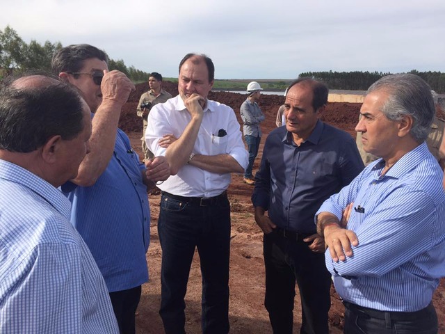 Deputado Ze Teixeira DEM, Prefeito Donato Lopes PSDB, Marcelo Migliori Secretario Estadual de Obras, Prefeito Arlei Silva Barbosa PMDB e Reinaldo Azambuja PSDB Governador do Estado: / Foto Diego Batistoti