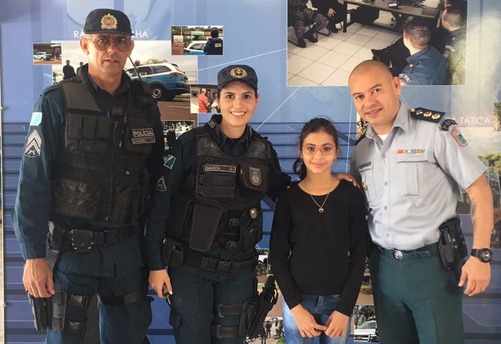 Policiais de Dourados atendem pedido de menina que sonha ser policial militar