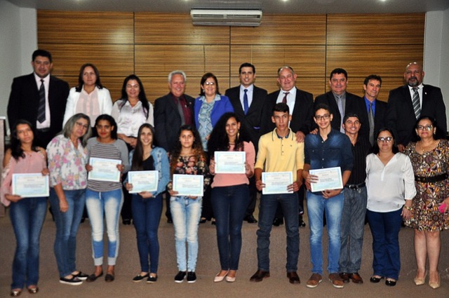 Vereadores diplomam alunos selecionados para o projeto "Vereador Mirim" Foto Assessoria
