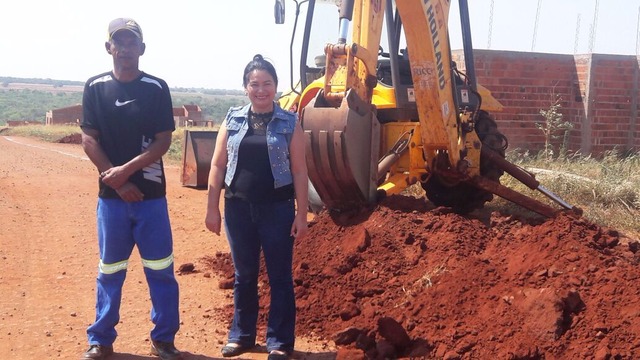 Vereadora Jane Barrios pede ampliação do programa “Lote Urbanizado” para Nova Alvorada do Sul José Francisco morador no loteamento Élio Fernando e a Vereadora Jane Barrios (PSDB) Foto Assessoria