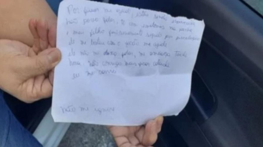 Mulher relata agressões em bilhete na matrícula de filho em Maceió