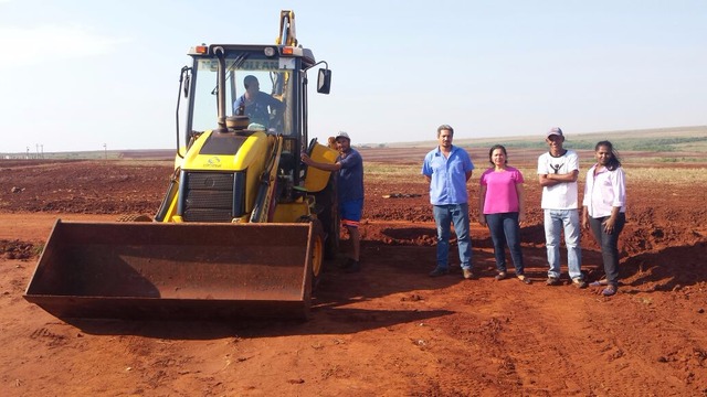 Equipe da SANESUL, Vereadora Jane Barrios (PSDB), morador José Francisco e Maria de Fátima Assessora. Foto Leandro Medina