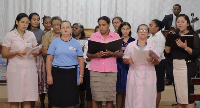 Grupo Jovem Herdeiros de Cristo comemora seu primeiro aniversário com culto de adoração Grupo Nova Aliança cantando. Foto Patricia Rufino