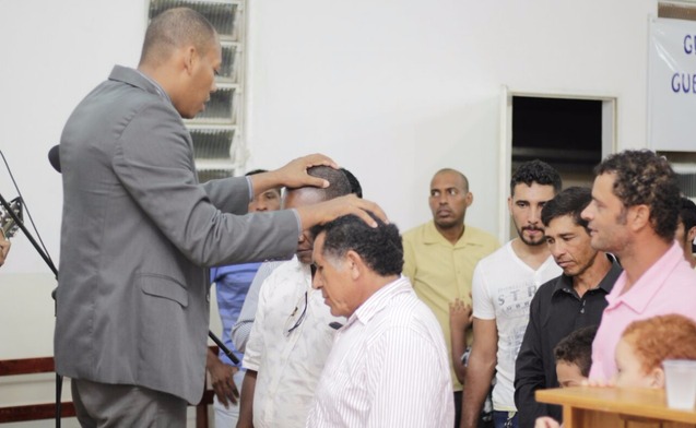 Grupo Jovem Herdeiros de Cristo comemora seu primeiro aniversário com culto de adoração Pastor Romário Dias, orando pelos visitantes. Foto Patricia Rufino