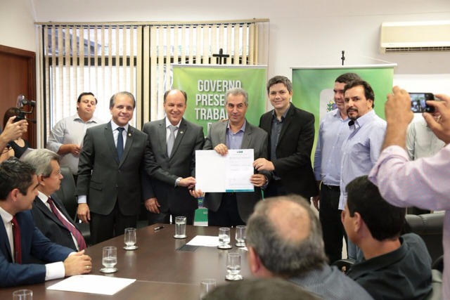 Com governador, Coronel David assina convênio que garante R$ 189 mil ao esporte em MS Com governador, Coronel David assina convênio que garante R$ 189 mil ao esporte em MS