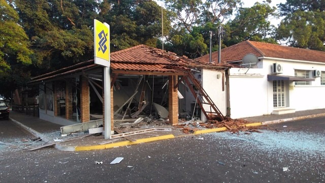 Polícia prende quatro suspeitos de explosão a caixas eletrônicos Agência bancária parcialmente destruída por ladrões em Campo Grande (Foto: Osvaldo Nóbrega/TV Morena)