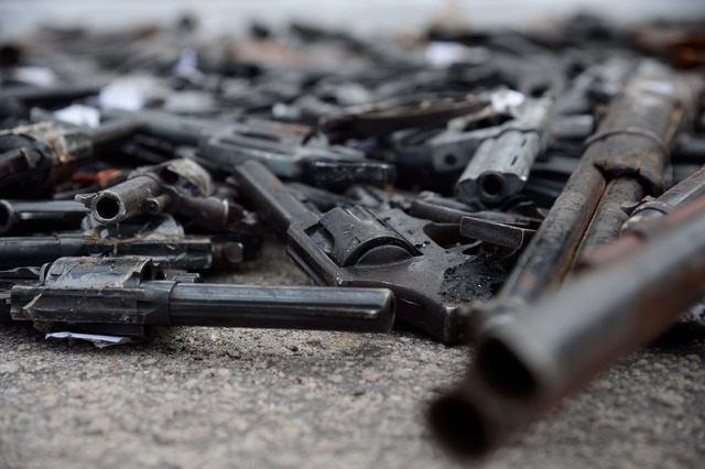 Dados falsos e omissões marcam Estatuto do Armamento Polícia Federal e Exército realizam procedimento de destruição de 4 mil armas recolhidas pela PF nos últimos dois anos (Foto: Tânia Rêgo/Agência Brasil)