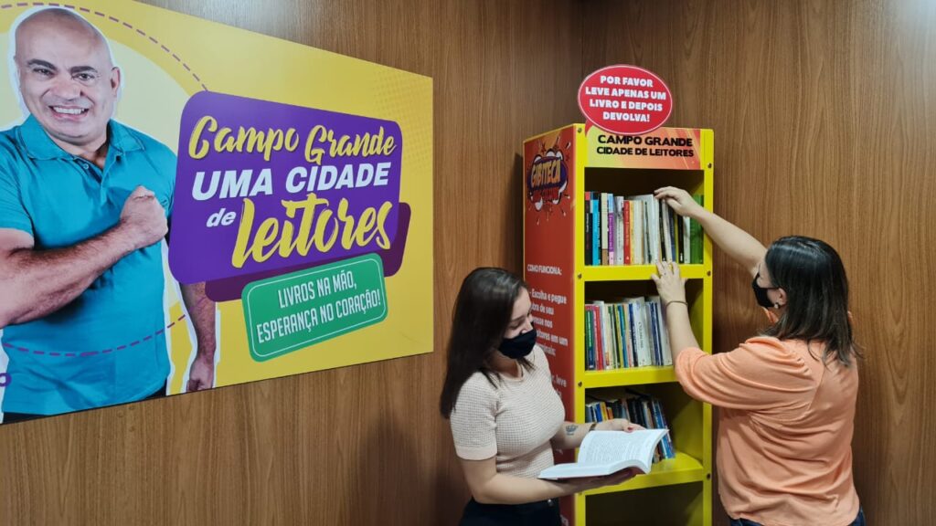 Estante de livros no gabinete do vereador Guerreiro tem mais de 100 obras para empréstimo