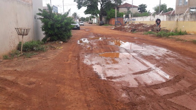 Buracos e lâmpadas queimadas são principais reclamações dos Moradores do Aero Rancho, que pedem ajuda a vereador