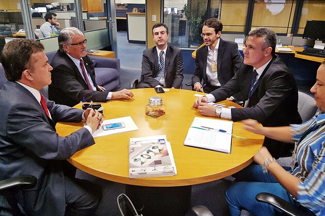 Vander e Zeca pedem na Anatel solução para "vazios" de cobertura 3G em MS Vander e Zeca pediram na Anatel solução para falta de sinal móvel em MS