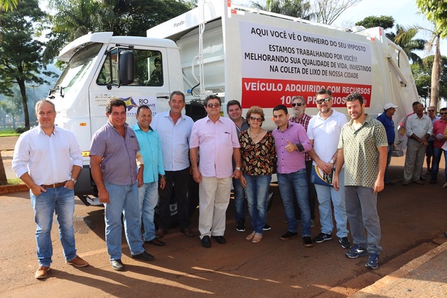 Prefeito de Rio Brilhante Donato Lopes entrega caminhão para coleta de lixo Prefeito de Rio Brilhante Donato Lopes entrega caminhão para coleta de lixo