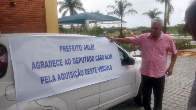 Deputado Cabo Almi entrega veículo fruto de emenda parlamentar ao prefeito Arlei Silva Barbosa Deputado Cabo Almi entrega veículo fruto de emenda parlamentar ao prefeito Arlei Silva Barbosa