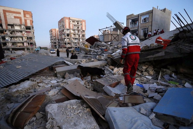 Número de mortos após tremor na fronteira entre Iraque e Irã passa de 300 Funcionário do Crescente Vermelho realiza trabalho de busca para encontrar sobreviventes em destroços de prédio destruído na cidade de Sarpol-e-Zahab, após terremoto (Foto: Pouria Pakizeh/ISNA/AP)