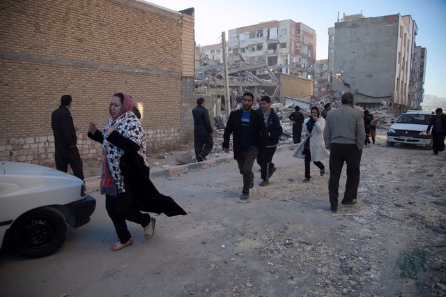 Número de mortos após tremor na fronteira entre Iraque e Irã passa de 300 Habitantes de Sarpol-e Zahab, no Irã, buscam abrigo após terremoto (Foto: Agência de notícias Tasnim/Reuters