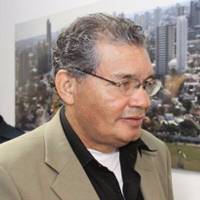 Jornalista abre caminho na literatura com livro de poesias Jornalista abre caminho na literatura com livro de poesias