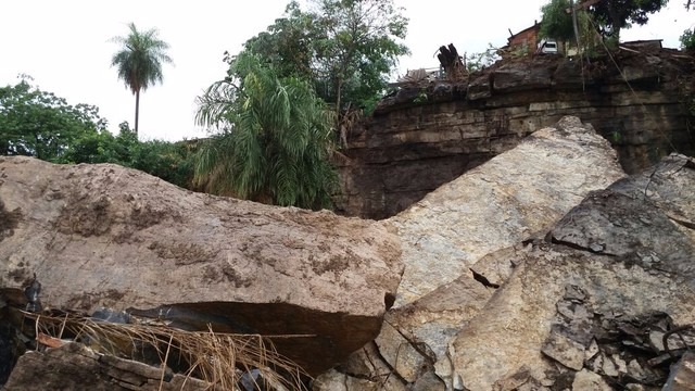 Prefeitura avalia interditar três casas com risco de desabar após desmoronamento em Ladário, MS Casa ficou na beirada do morro após desmoronamento de rochas em Ladário (MS) (Foto: Corpo de Bombeiros/Divulgação)
