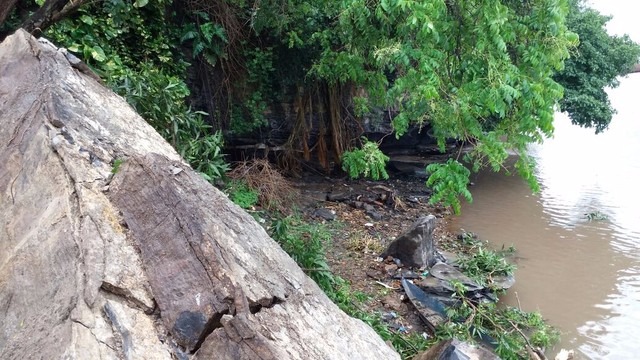 Prefeitura avalia interditar três casas com risco de desabar após desmoronamento em Ladário, MS Rochas rolaram até próximo ao rio Paraguai em Ladário (MS) (Foto: Corpo de Bombeiros/Divulgação)