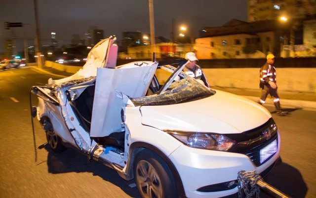 Morre juíza atingida por concreto em acidente em SP Carro de juíza ficou destruído em SP (Foto: Nivaldo Lima/Futura Press/Estadão Conteúdo)