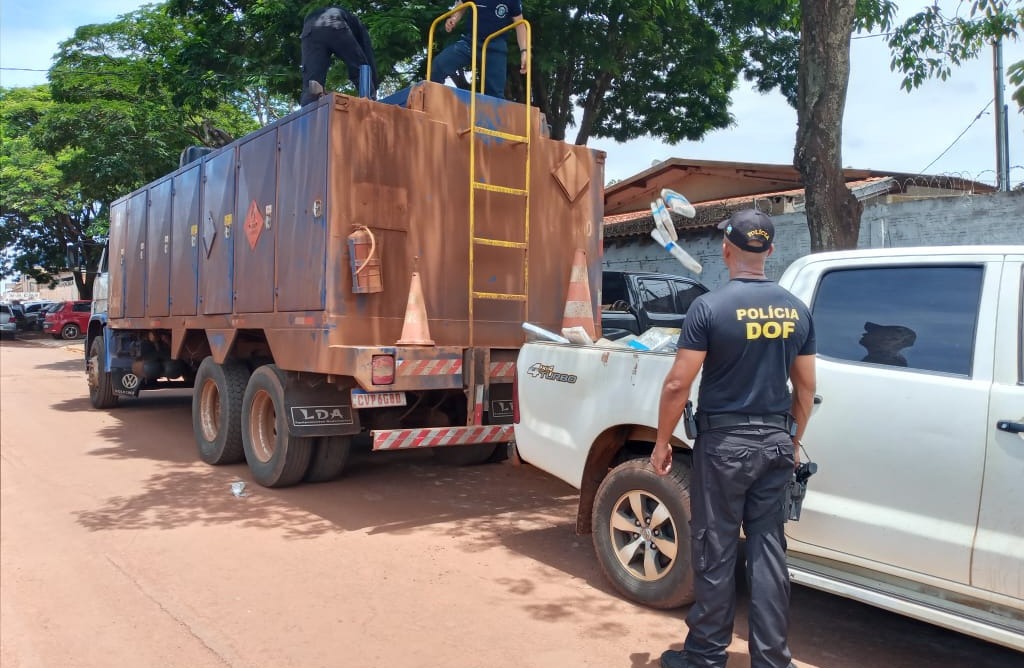 Caminhão com mais de 6 toneladas de maconha é apreendido em área rural no interior de MS Caminhão com mais de 6 toneladas de maconha é apreendido em área rural no interior de MS