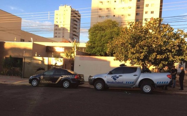 Ação contra quadrilha já apreendeu R$ 1 milhão e 200 kg de pedras preciosas Policiais federais em empresa na Rua Doutor Arthur Jorge, um dos alvos da operação (Foto: Guilherme Henri)