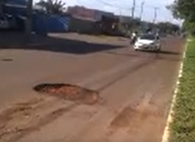 Moradores do bairro Aero Rancho pedem ajuda a vereador para acabar com escuridão e buracos