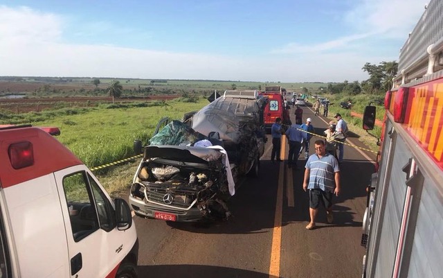 Condutor da Van, com placas de Nova Alvorada do Sul (MS) morreu no local - Foto: Nova News