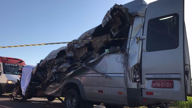 Condutor da Van, com placas de Nova Alvorada do Sul (MS) morreu no local - Foto: Nova News