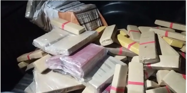 PRF apreende 1,1 tonelada de maconha em veículo na saída para São Paulo PRF apreende 1,1 tonelada de maconha em veículo na saída para São Paulo