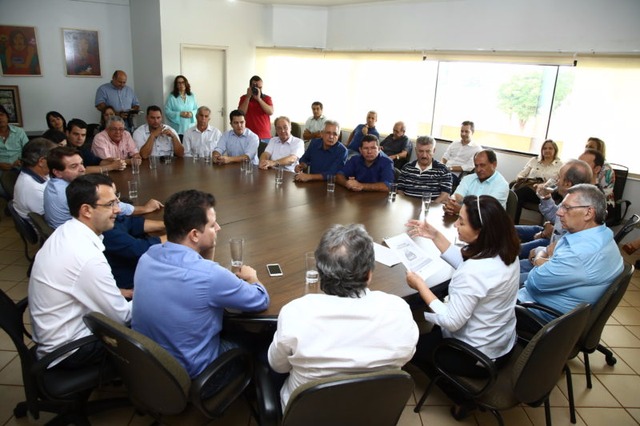 Prefeita Délia reuniu classe política para discutir meios de implantar uma unidade do Hospital do Câncer de Barretos no município de Dourados – A. Frota