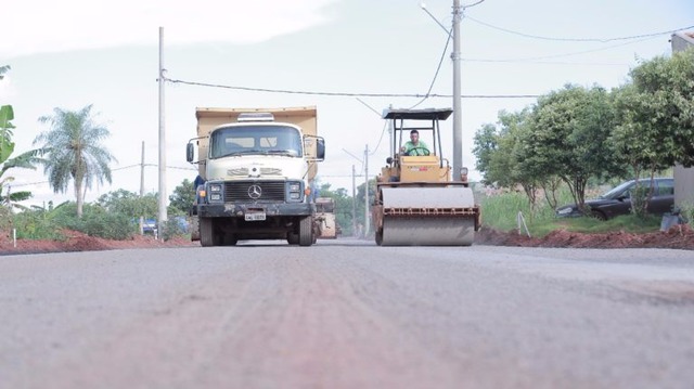 Ruas do Bairro Nova Rio Brilhante recebem asfalto
