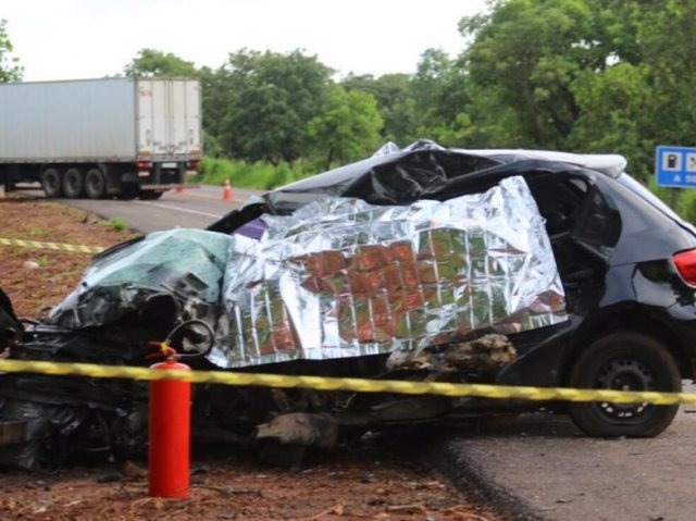 Colisão entre carro e caminhão mata motorista na BR-163 Colisão entre carro e caminhão mata motorista na BR-163