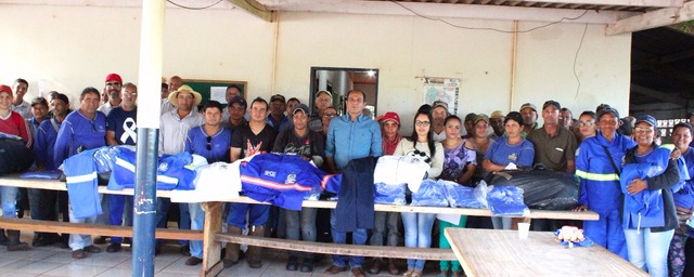 Servidores da Secretaria de Obras recebem uniformes.